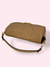 Carica l&#39;immagine nel visualizzatore di Gallery, FENDI BAGUETTE
