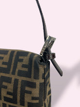 Carica l'immagine nel visualizzatore di Gallery, FENDI BAGUETTE ZUCCA
