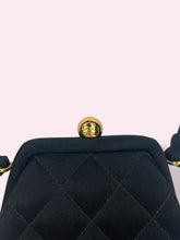 Carica l'immagine nel visualizzatore di Gallery, CHANEL VINTAGE BAG
