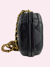 Carica l&#39;immagine nel visualizzatore di Gallery, CHANEL CLUTCH CON CATENA
