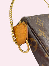 Carica l'immagine nel visualizzatore di Gallery, LOUIS VUITTON POCHETTE ACCESSOIRE
