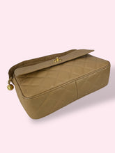 Carica l&#39;immagine nel visualizzatore di Gallery, CHANEL CAMERA BAG VINTAGE
