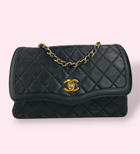 Carica l&#39;immagine nel visualizzatore di Gallery, CHANEL FLAP BAG VINTAGE
