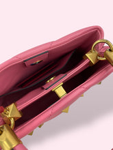 Carica l'immagine nel visualizzatore di Gallery, VALENTINO BUCKET ROMANSTUD
