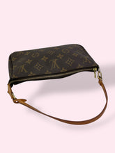 Carica l&#39;immagine nel visualizzatore di Gallery, LOUIS VUITTON POCHETTE ACCESSOIRE
