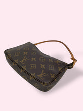 Carica l&#39;immagine nel visualizzatore di Gallery, LOUIS VUITTON POCHETTE ACCESSOIRE
