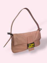 Carica l&#39;immagine nel visualizzatore di Gallery, FENDI BAGUETTE ROSA
