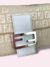 Carica l&#39;immagine nel visualizzatore di Gallery, FENDI BAGUETTE BEIGE
