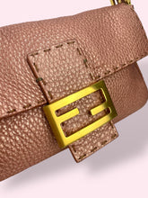 Carica l&#39;immagine nel visualizzatore di Gallery, FENDI BAGUETTE BRONZO
