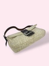 Carica l&#39;immagine nel visualizzatore di Gallery, FENDI BAGUETTE BEIGE
