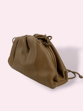 Carica l'immagine nel visualizzatore di Gallery, BOTTEGA VENETA MINI POUCH
