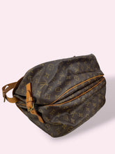 Carica l'immagine nel visualizzatore di Gallery, LOUIS VUITTON SAUMUR
