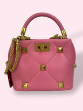 Carica l'immagine nel visualizzatore di Gallery, VALENTINO BUCKET ROMANSTUD
