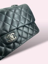 Carica l&#39;immagine nel visualizzatore di Gallery, CHANEL CLASSIC FLAP
