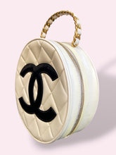Carica l'immagine nel visualizzatore di Gallery, CHANEL ROUND VANITY
