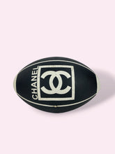 Carica l'immagine nel visualizzatore di Gallery, PALLA DA RUGBY CHANEL
