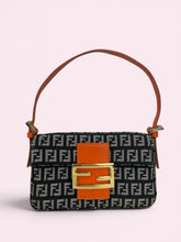 Carica l'immagine nel visualizzatore di Gallery, FENDI MINI BAGUETTE

