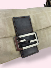 Carica l&#39;immagine nel visualizzatore di Gallery, FENDI BAGUETTE BEIGE
