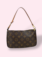 Carica l&#39;immagine nel visualizzatore di Gallery, LOUIS VUITTON POCHETTE ACCESSOIRE

