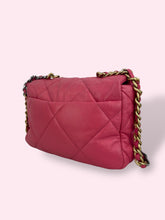 Carica l&#39;immagine nel visualizzatore di Gallery, CHANEL 19 SMALL
