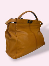 Carica l'immagine nel visualizzatore di Gallery, FENDI PEEKABOO
