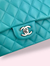 Carica l&#39;immagine nel visualizzatore di Gallery, CHANEL CLASSIC FLAP CELESTE
