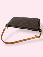 Carica l&#39;immagine nel visualizzatore di Gallery, LOUIS VUITTON POCHETTE ACCESSOIRE
