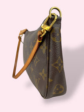 Carica l&#39;immagine nel visualizzatore di Gallery, LOUIS VUITTON POCHETTE ACCESSOIRE
