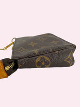 Carica l'immagine nel visualizzatore di Gallery, LOUIS VUITTON POCHETTE ACCESSOIRE

