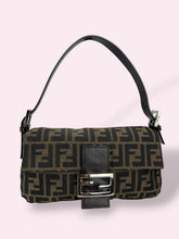 Carica l'immagine nel visualizzatore di Gallery, FENDI BAGUETTE ZUCCA
