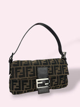 Carica l'immagine nel visualizzatore di Gallery, FENDI BAGUETTE ZUCCA

