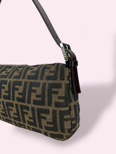 Carica l'immagine nel visualizzatore di Gallery, FENDI BAGUETTE ZUCCA
