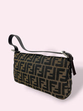 Carica l'immagine nel visualizzatore di Gallery, FENDI BAGUETTE ZUCCA
