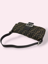 Carica l'immagine nel visualizzatore di Gallery, FENDI BAGUETTE ZUCCA
